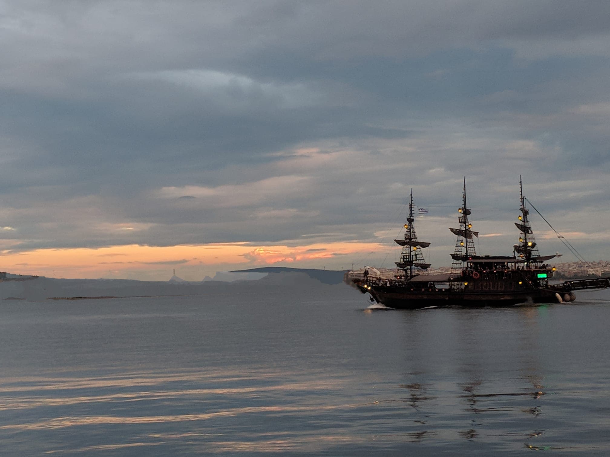 Bild von einem Schiff das im Sonnenuntergang segelt