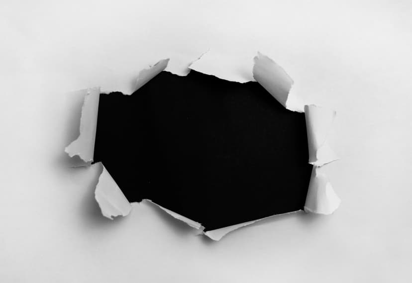 Bild das den Hintergrund so aussehen lässt als wäre er aus Papier. In die Mitte wurde ein Loch gerissen, durch das der Horizont aus den vorherigen Bild sichtbar ist.